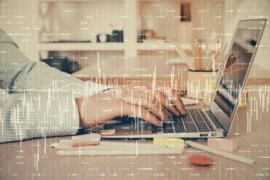 Arka planda dizüstü bilgisayar üzerinde çalışan adam ile borsa grafiği çift pozlama. Finansal analiz kavramı.
