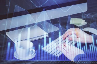 Arka planda ofiste bilgisayarda bilgisayarda yazan adam ile grafik çoklu pozlama. Sıkı çalışma kavramı.