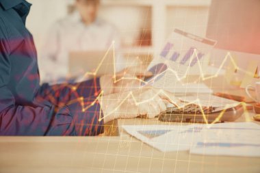 Adam arka planda ofiste bilgisayarda yazarak grafik çift pozlama. Zor iş kavramı. Closeup.