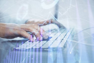 Arka planda ofiste bilgisayarda çalışan işadamı ile Forex grafiği. Sert çalışma kavramı. Closeup. Çoklu pozlama.