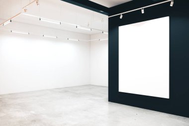 Modern iç mekanda kör bir poster.