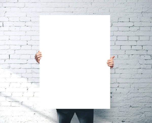 Empresario sosteniendo banner en blanco — Foto de Stock
