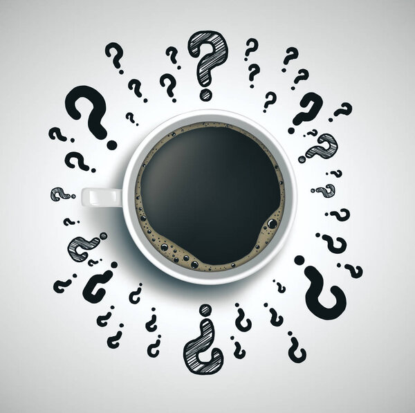 Чашка кофе с рисунками вопросительных знаков на столе
