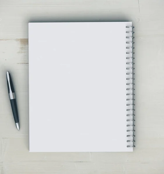Beyaz defter ve kalem — Stok fotoğraf