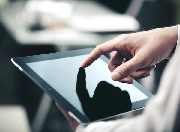 Hand berührt digitales Touchpad. — Stockfoto