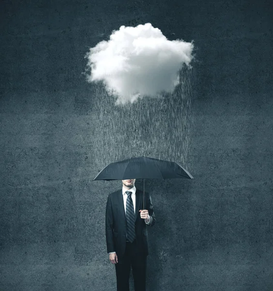 Affärsman med paraply och moln Stockfoto