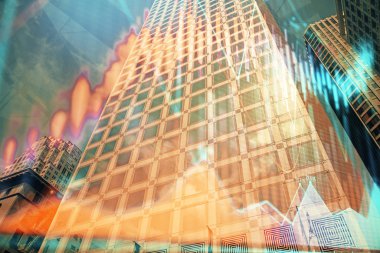 Yüksek binaların arka planında çoklu pozlama olan eski şehir haritası. Finansal araştırma kavramı.