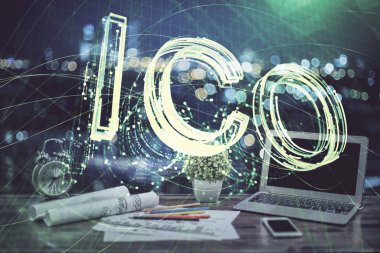 Blockchain temalı holograma ve bilgisayar arkaplanlı masaya çift pozlama. Bitcoin şifreleme para birimi kavramı.