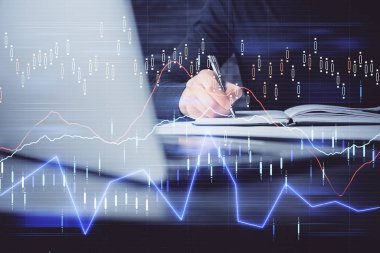 Dizüstü bilgisayar ve borsa forex grafik ile işadamı çift pozlama.