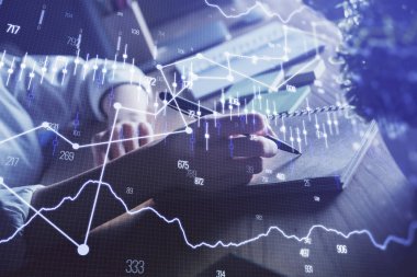 Finansal Forex çizelgeleri kadınların el notları arka plan alarak görüntülenir. Araştırma kavramı. Çift Pozlama