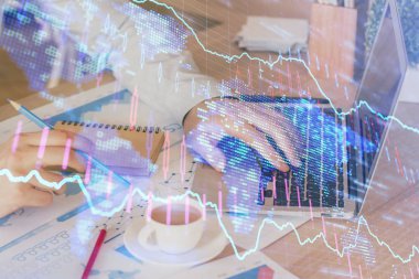 Arka planda ofiste bilgisayarda çalışan işadamı ile Forex grafiği. Sert çalışma kavramı. Çoklu pozlama.