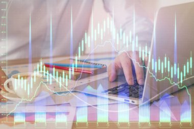 Arka planda ofiste bilgisayarda çalışan işadamı ile Forex grafiği. Sert çalışma kavramı. Çoklu pozlama.