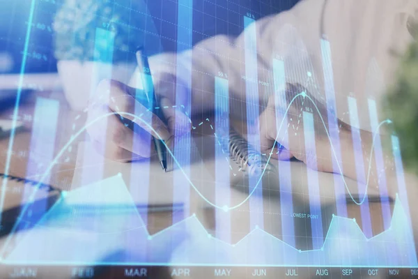 Gráfico de divisas financieras que se muestran en las manos tomando notas de fondo. Concepto de investigación. Doble exposición —  Fotos de Stock