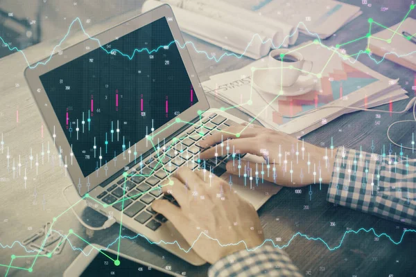 Dubbel exponering av forex diagram med mannen som arbetar på datorn på bakgrunden. Begreppet marknadsanalys. — Stockfoto