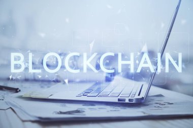 Blockchain temalı holograma ve bilgisayar arkaplanlı masaya çift pozlama. Bitcoin şifreleme para birimi kavramı.