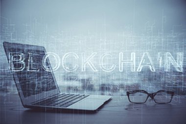 Blockchain temalı holograma ve bilgisayar arkaplanlı masaya çift pozlama. Bitcoin şifreleme para birimi kavramı.