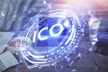 Blockchain temalı holograma ve bilgisayar arkaplanlı masaya çift pozlama. Bitcoin şifreleme para birimi kavramı.