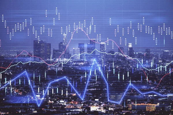 Gráfico financiero sobre paisaje nocturno de la ciudad con altos edificios de doble exposición de fondo. Concepto de análisis . —  Fotos de Stock