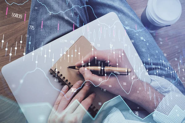 Forex grafiği ile borsa notları yapan adamın çift pozlama.