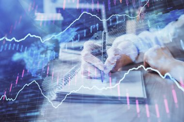 Forex tablosu WOMANS el notları arka plan alarak görüntülenir. Araştırma kavramı. Çift Pozlama