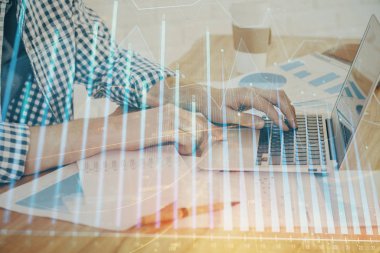 Arka planda bilgisayar üzerinde çalışan adam ile borsa grafiği çoklu pozlama. Finansal analiz kavramı.