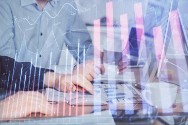 Adam arka planda ofiste bilgisayarda yazarak grafik Multi pozlama. Zor iş kavramı.