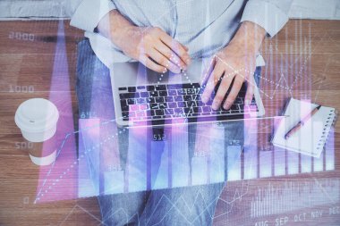 Arka planda ofiste bilgisayarda çalışan işadamı ile Forex grafiği. Analiz kavramı. Çift Pozlama.