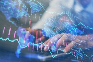 Arka planda ofiste bilgisayarda çalışan işadamı ile Forex grafiği. Sert çalışma kavramı. Çoklu pozlama.