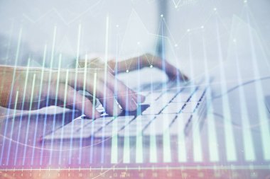 Arka planda ofiste bilgisayarda çalışan işadamı ile Forex grafiği. Sert çalışma kavramı. Closeup. Çoklu pozlama.