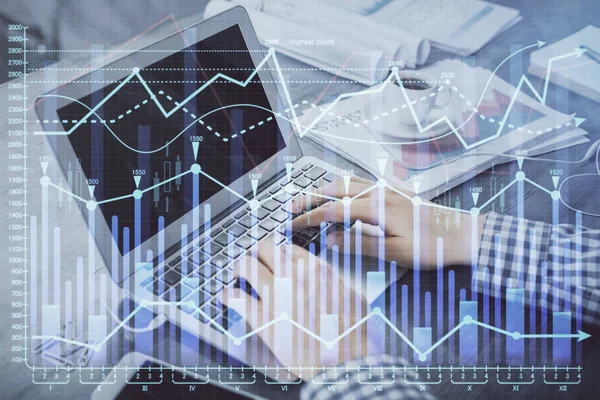 Doppelbelichtung des Forex-Graphen mit einem Mann, der am Computer im Hintergrund arbeitet. Konzept der Marktanalyse. — Stockfoto