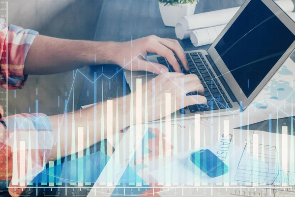 Doppelbelichtung des Aktiendiagramms mit dem Tippen des Geschäftsmannes am Computer im Büro im Hintergrund. Konzept der harten Arbeit. — Stockfoto