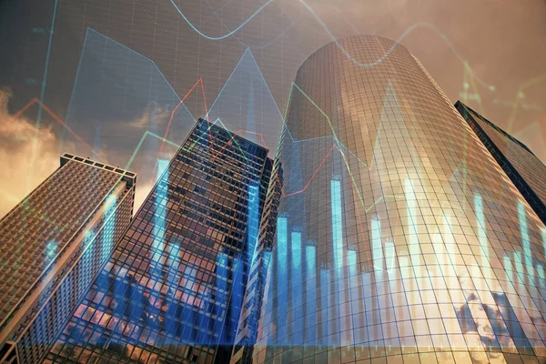 Devisendiagramm auf Stadtbild mit Wolkenkratzern Tapete Multi-Exposure. Finanzielles Forschungskonzept. — Stockfoto