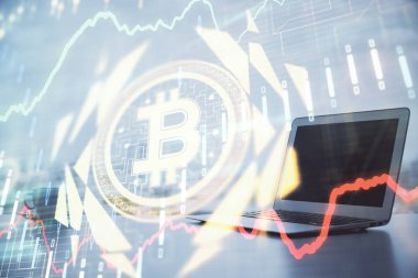 Blockchain temalı holograma ve bilgisayar arkaplanlı masaya çift pozlama. Bitcoin şifreleme para birimi kavramı.