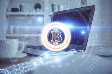 Blockchain temalı holograma ve bilgisayar arkaplanlı masaya çift pozlama. Bitcoin şifreleme para birimi kavramı.