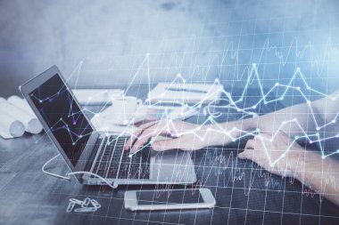 Arka planda bilgisayarla çalışan bir adamla iki kez ön x çizelgesine maruz kaldık. Pazar analizi kavramı.