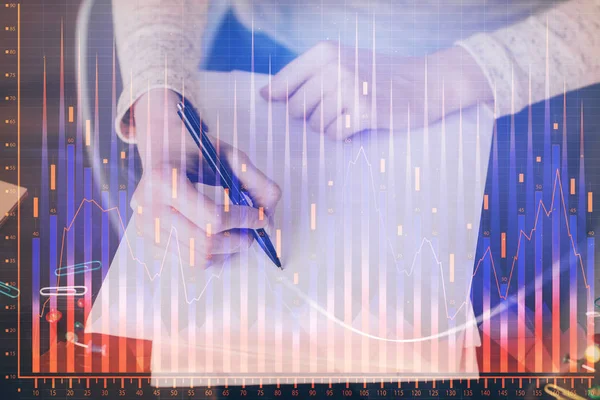 Toma de notas a mano en bloc de notas. Hologramas gráfico de divisas en frente. Concepto de investigación. Exposición múltiple —  Fotos de Stock