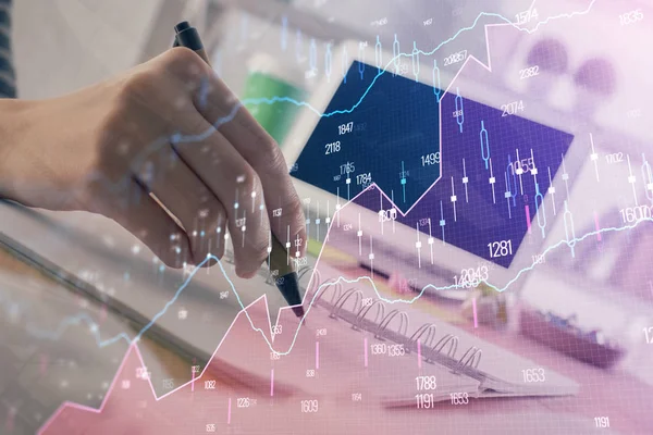 Finanz-Forex-Graph gezeichnet über Hände, die Notizen Hintergrund. Forschungskonzept. Doppelbelastung — Stockfoto