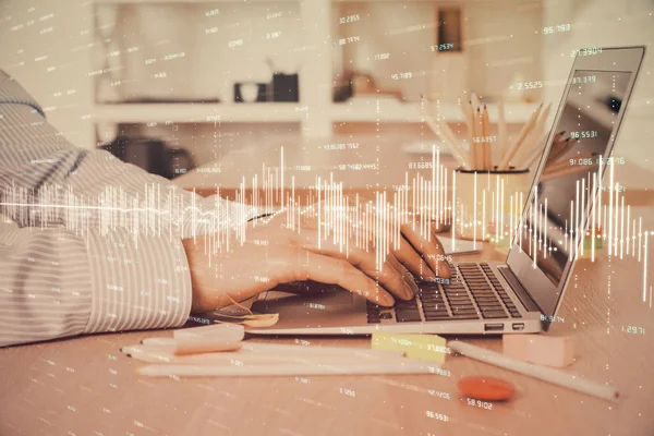 Doble exposición del gráfico del mercado de valores con el hombre trabajando en el ordenador portátil en el fondo. Concepto de análisis financiero . — Foto de Stock