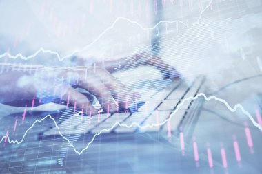 Arka planda ofiste bilgisayarda çalışan işadamı ile Forex grafiği. Sert çalışma kavramı. Closeup. Çoklu pozlama.