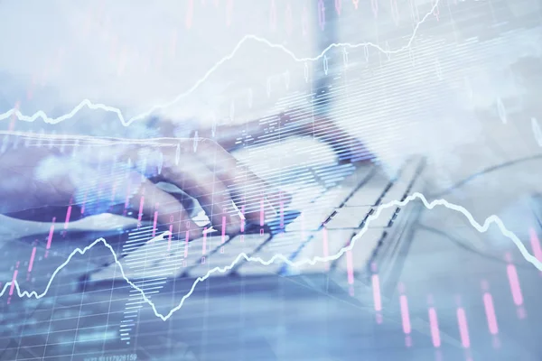 Forex-Graph mit Geschäftsmann, der am Computer im Büro im Hintergrund arbeitet. Konzept der Fleißarbeit. Nahaufnahme. Mehrfachbelichtung. — Stockfoto