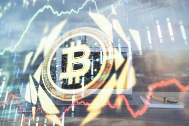 Blockchain temalı holograma ve bilgisayar arkaplanlı masaya çift pozlama. Bitcoin şifreleme para birimi kavramı.
