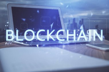 Blockchain temalı holograma ve bilgisayar arkaplanlı masaya çift pozlama. Bitcoin şifreleme para birimi kavramı.