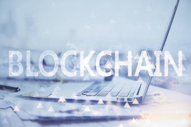 Blockchain temalı holograma ve bilgisayar arkaplanlı masaya çift pozlama. Bitcoin şifreleme para birimi kavramı.