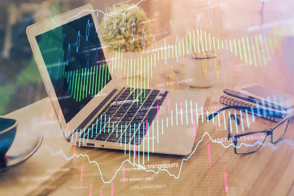 Zeichnung von Finanzdiagrammen und Tabelle mit Computer im Hintergrund. Doppelbelichtung. Konzept der internationalen Märkte. — Stockfoto