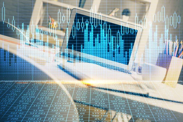 Multi-Exposition von Forex-Graph und Arbeitsraum mit Computer. Konzept des internationalen Online-Handels. — Stockfoto