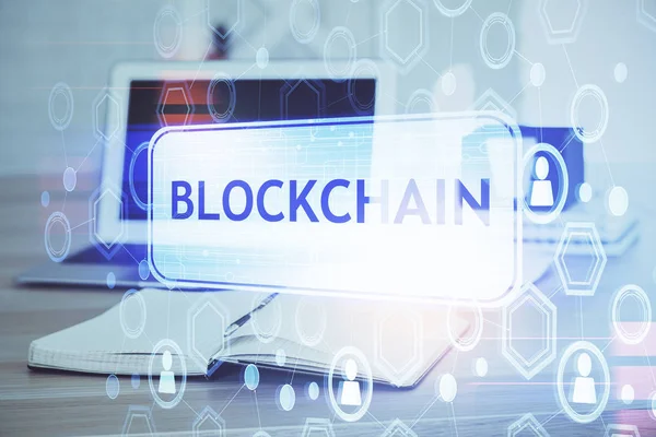 Dubbele blootstelling van blockchain thema hologram en tafel met computer achtergrond. Concept van Bitcoin crypto valuta. — Stockfoto