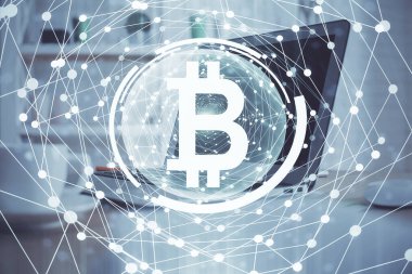 Blockchain temalı holograma ve bilgisayar arkaplanlı masaya çift pozlama. Bitcoin şifreleme para birimi kavramı.