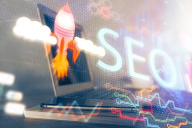 Bilgisayar ve seo çizim hologramı olan çok katmanlı bir tablo. Arama optimizasyon kavramı.