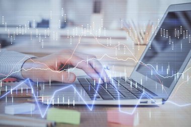 Arka planda dizüstü bilgisayar üzerinde çalışan adam ile borsa grafiği çift pozlama. Finansal analiz kavramı.