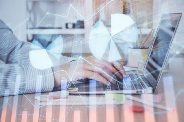 Arka planda dizüstü bilgisayar üzerinde çalışan adam ile borsa grafiği çift pozlama. Finansal analiz kavramı.